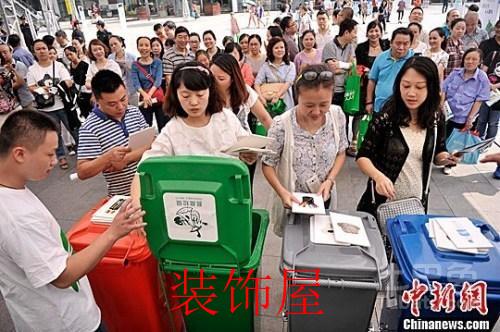 资料图：图为市民排队参与“丢垃圾”游戏，培养垃圾分类意识。钟欣 摄