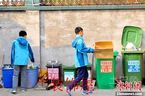 资料图：学生们将垃圾分类放置。李传平 摄