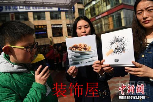 资料图：有相关工作人员正在为市民普及垃圾分类知识。 陈超 摄